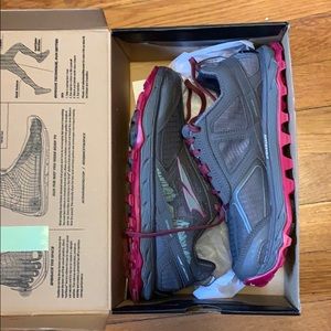 Altra women’s lone peak 4 BRAND NEW